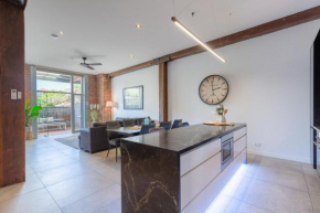Luxury 3 brm 2 bath Woolstore apt with Courtyard